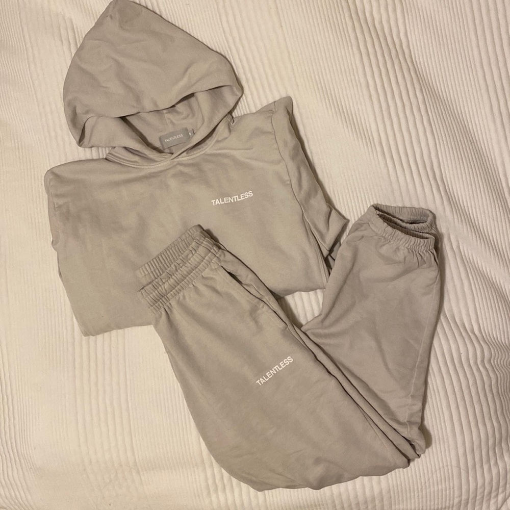 TALENTLESS Sweatshirt & Sweatpants Tan Set